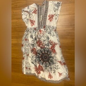 Jessica Taylor /Elegant White and Red Patterned Dress
V-  neck-